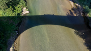 Schatten des Pont du Diable über den Fluss Tech bei Céret. Die Brücke wurde im XIV Jahrhundert erbaut und ihr einziger Bogen ist 45 Meter weit. Schatten des Pont du Diable über den Fluss Tech bei Céret. Die Brücke wurde im XIV Jahrhundert erbaut und ihr einziger Bogen ist 45 Meter weit.