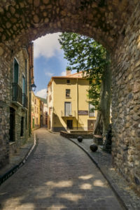 La Porte d'Espagne in Céret im Frühling. Im XIII Jahrhundert erbaut. Diennte als Haupteingang in das von Mauern umringte Dorf. Monument Historique. La Porte d'Espagne in Céret im Frühling. Im XIII Jahrhundert erbaut. Diennte als Haupteingang in das von Mauern umringte Dorf. Monument Historique.