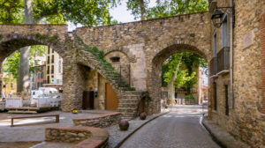 La Porte d'Espagne in Céret im Frühling. Im XIII Jahrhundert erbaut. Diennte als Haupteingang in das von Mauern umringte Dorf. Monument Historique. La Porte d'Espagne in Céret im Frühling. Im XIII Jahrhundert erbaut. Diennte als Haupteingang in das von Mauern umringte Dorf. Monument Historique.