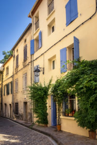 Dorfgasse im Frühling in Céret Dorfgasse im Frühling in Céret