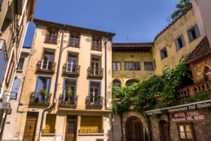 Place Soutine in Céret im Frühling. Alter Bischofshaus. Place Soutine in Céret im Frühling. Alter Bischofshaus.