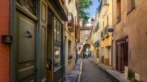 Gasse die zur Porte de France in Céret führt. Im XIII Jahrhundert erbaut, diennte sie als Einlass in das von Mauern umringte Dorf. Monument Historique. Gasse die zur Porte de France in Céret führt. Im XIII Jahrhundert erbaut, diennte sie als Einlass in das von Mauern umringte Dorf. Monument Historique.
