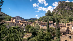 Kloster von Gellone in Saint Guilhem le Désert im Frühling. Das Klostergelände wurde im IX Jahrhundert erbaut und ist als Teil des Weltkulturerbes der UNESCO „Jakobsweg in Frankreich“ ausgezeichnet.
Das Dorf gehört zu den Plus Beaux Villages de France. Kloster von Gellone in Saint Guilhem le Désert im Frühling. Das Klostergelände wurde im IX Jahrhundert erbaut und ist als Teil des Weltkulturerbes der UNESCO „Jakobsweg in Frankreich“ ausgezeichnet.
Das Dorf gehört zu den Plus Beaux Villages de France.