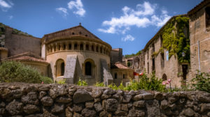 Kloster von Gellone in Saint Guilhem le Désert im Frühling. Das Klostergelände wurde im IX Jahrhundert erbaut und ist als Teil des Weltkulturerbes der UNESCO „Jakobsweg in Frankreich“ ausgezeichnet.
Das Dorf gehört zu den Plus Beaux Villages de France. Kloster von Gellone in Saint Guilhem le Désert im Frühling. Das Klostergelände wurde im IX Jahrhundert erbaut und ist als Teil des Weltkulturerbes der UNESCO „Jakobsweg in Frankreich“ ausgezeichnet.
Das Dorf gehört zu den Plus Beaux Villages de France.