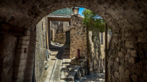 Dorfgasse in Saint Guilhem le Désert im Frühling.
Das Dorf gehört zu den Plus Beaux Villages de France. Liegt am am Pilgerweg nach Santiago de Compostela. Dorfgasse in Saint Guilhem le Désert im Frühling.
Das Dorf gehört zu den Plus Beaux Villages de France. Liegt am am Pilgerweg nach Santiago de Compostela.