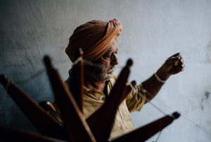 Ein Seidenspinner in den Strassen von Ahmedabad Ein Seidenspinner in den Strassen von Ahmedabad
