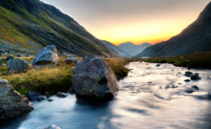 Bachlauf mit Felsen Richtung Alpeiner Ferner oberhalb der Franz-Senn Hütte, Morgenstimmung Bachlauf mit Felsen Richtung Alpeiner Ferner oberhalb der Franz-Senn Hütte, Morgenstimmung
