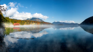 Herbst am Walchensee mit Herzogstand und Jochberg, Bayern, Deutschland Herbst am Walchensee mit Herzogstand und Jochberg, Bayern, Deutschland
