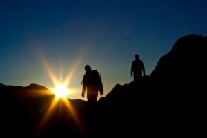 2 Bergsteiger, Sonnenaufgang, Stubaital, Österreich 2 Bergsteiger, Sonnenaufgang, Stubaital, Österreich