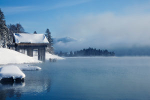 Wintermorgen am Walchensee, Bootshaus, Nebel, Oberbayern, Deutschland Wintermorgen am Walchensee, Bootshaus, Nebel, Oberbayern, Deutschland
