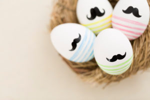 Osternest, Ostereier mit Bart, Detailaufnahme Osternest, Ostereier mit Bart, Detailaufnahme