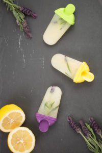 Zitroneneis mit Lavendel, selbstgemacht, Schieferplatte Zitroneneis mit Lavendel, selbstgemacht, Schieferplatte