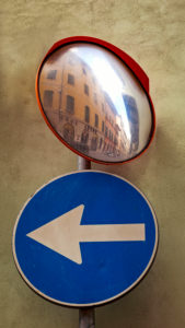 Haus, Verkehrsspiegelung, Verkehrsspiegel, Pisa, Toskana, Italien Haus, Verkehrsspiegelung, Verkehrsspiegel, Pisa, Toskana, Italien