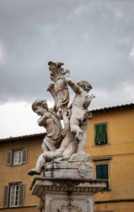 Fontana Dei Putti, Engel, Piazza Dei Miracoli, Pisa, Toskana, Italien Fontana Dei Putti, Engel, Piazza Dei Miracoli, Pisa, Toskana, Italien
