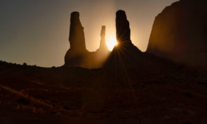 Monument Valley in Arizona, Reservat der Navajo Indianer, Felsformationen im Abendlicht Monument Valley in Arizona, Reservat der Navajo Indianer, Felsformationen im Abendlicht