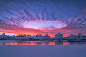 'Hole-Punch Cloud' lochschlagende Wolke über dem Schloss Nymphenburg, Himmel mit seltener Wolke im Winter 'Hole-Punch Cloud' lochschlagende Wolke über dem Schloss Nymphenburg, Himmel mit seltener Wolke im Winter