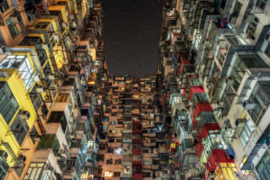 China, Hong Kong, dicht besiedelter Innenhof am Abend China, Hong Kong, dicht besiedelter Innenhof am Abend