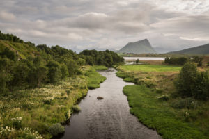 Norwegen, Lofoten, Fluss durch Landschaft Norwegen, Lofoten, Fluss durch Landschaft