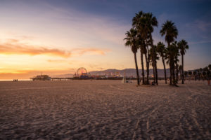 USA, Kalifornien, Los Angeles, Santa Monica Pier, Sonnenuntergang am Strand mit Palmen USA, Kalifornien, Los Angeles, Santa Monica Pier, Sonnenuntergang am Strand mit Palmen
