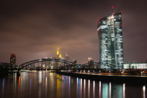 Deutschland, Frankfurt am Main, EZB und Main am Abend Deutschland, Frankfurt am Main, EZB und Main am Abend