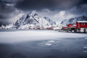 Zugefrorene Bucht im Reinefjord, Norwegen Zugefrorene Bucht im Reinefjord, Norwegen