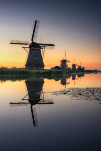 Die Windmühlen von Kinderdijk, Sonnenaufgang, Niederlande Die Windmühlen von Kinderdijk, Sonnenaufgang, Niederlande