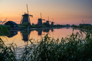 Die Windmühlen von Kinderdijk, Sonnenaufgang, Niederlande Die Windmühlen von Kinderdijk, Sonnenaufgang, Niederlande