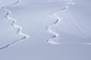 Spuren von Wintersportlern im Schnee Spuren von Wintersportlern im Schnee