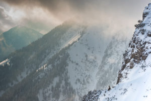 Gämse auf einem verschneiten Vorsprung unterhalb des Gipfels vom Herzogstand, während dramatischer Licht und Wetterstimmung. Gämse auf einem verschneiten Vorsprung unterhalb des Gipfels vom Herzogstand, während dramatischer Licht und Wetterstimmung.