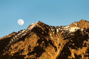 Mondaufgang über der Soierngruppe im Karwendelgebirge der bayrischen Alpen, Deutschland. Mondaufgang über der Soierngruppe im Karwendelgebirge der bayrischen Alpen, Deutschland.