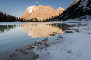 Am Ufer des Seebensee in Tirol, mit Blick auf das Wettersteingebirge/ Zugspitze im Winter Am Ufer des Seebensee in Tirol, mit Blick auf das Wettersteingebirge/ Zugspitze im Winter