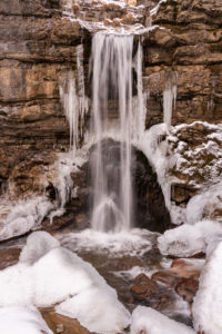 Wasserfall mit Eis im Winter in der sogenannten Kuhflucht in den bayrischen Alpen Wasserfall mit Eis im Winter in der sogenannten Kuhflucht in den bayrischen Alpen