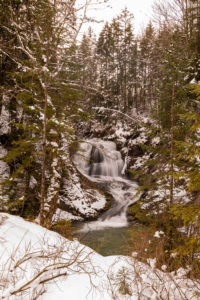 Wasserfall des Obernach Kanal zwischen Wallgau und dem Walchensee in den bayrischen Voralpen im Winter bei Schnee Wasserfall des Obernach Kanal zwischen Wallgau und dem Walchensee in den bayrischen Voralpen im Winter bei Schnee