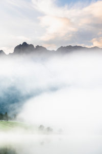 Herbststimmung an einem kleinen See in den bayrischen Alpen, im Hintergrund das Karwendel Gebirge, eine kleine Halbinsel im Nebel und die Spiegelung im Wasser. Fast mystisch wirkt die Nebelstimmung mit dem schroffen Gebirge. Herbststimmung an einem kleinen See in den bayrischen Alpen, im Hintergrund das Karwendel Gebirge, eine kleine Halbinsel im Nebel und die Spiegelung im Wasser. Fast mystisch wirkt die Nebelstimmung mit dem schroffen Gebirge.