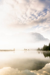Herbststimmung an einem kleinen See in den bayrischen Alpen, im Hintergrund das Karwendel Gebirge, eine kleine Halbinsel im Nebel und die Spiegelung im Wasser. Fast mystisch wirkt die Nebelstimmung mit dem schroffen Gebirge. Herbststimmung an einem kleinen See in den bayrischen Alpen, im Hintergrund das Karwendel Gebirge, eine kleine Halbinsel im Nebel und die Spiegelung im Wasser. Fast mystisch wirkt die Nebelstimmung mit dem schroffen Gebirge.