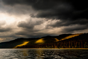 Unwetter Wolken und Lichtstimmung über Altlach, am Walchensee in den bayrischen Voralpen dem Karwendel und Estergebirge. intesives Sonnenlicht erleuchtet Abschnitte des Waldes, während dunkle Sturmwolken, den rest abschatten. Unwetter Wolken und Lichtstimmung über Altlach, am Walchensee in den bayrischen Voralpen dem Karwendel und Estergebirge. intesives Sonnenlicht erleuchtet Abschnitte des Waldes, während dunkle Sturmwolken, den rest abschatten.