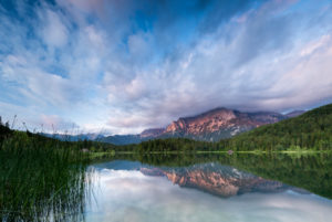 Abendstimmung am Ufer des Lautersee bei Mittenwald. Im Hintergrund das Karwendel und Wolken. Abendstimmung am Ufer des Lautersee bei Mittenwald. Im Hintergrund das Karwendel und Wolken.