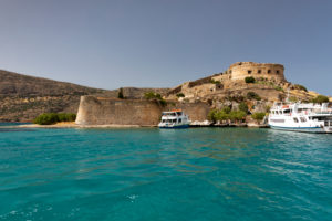 Überfahrt mit Boot von Spinalonga nach Elounda, Griechenland, Insel Kreta, Kalydon Überfahrt mit Boot von Spinalonga nach Elounda, Griechenland, Insel Kreta, Kalydon