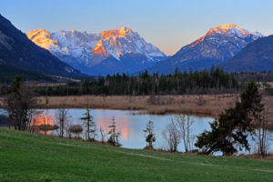 Moorgebiet Sieben Quellen im Vorfrühling gegen Wettersteingebirge mit Alpspitze 2628m und Zugspitze 2962m, Eschenlohe, Loisachtal, Oberbayern, Bayern, Deutschland Moorgebiet Sieben Quellen im Vorfrühling gegen Wettersteingebirge mit Alpspitze 2628m und Zugspitze 2962m, Eschenlohe, Loisachtal, Oberbayern, Bayern, Deutschland