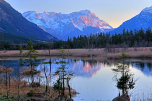 Moorgebiet Sieben Quellen im Vorfrühling gegen Wettersteingebirge mit Alpspitze 2628m und Zugspitze 2962m, Eschenlohe, Loisachtal, Oberbayern, Bayern, Deutschland Moorgebiet Sieben Quellen im Vorfrühling gegen Wettersteingebirge mit Alpspitze 2628m und Zugspitze 2962m, Eschenlohe, Loisachtal, Oberbayern, Bayern, Deutschland