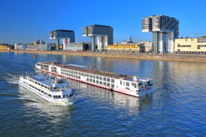 Ausflugsschiff und Flusskreuzfahrtschiff auf dem Rhein vor den Kranhäusern im Rheinauhafen, Köln, Nordrhein-Westfalen, Westdeutschland, Deutschland Ausflugsschiff und Flusskreuzfahrtschiff auf dem Rhein vor den Kranhäusern im Rheinauhafen, Köln, Nordrhein-Westfalen, Westdeutschland, Deutschland