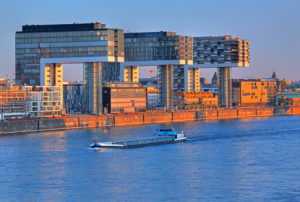 Kranhäuser im Rheinauhafen am Rheinufer, Köln, Nordrhein-Westfalen, Westdeutschland, Deutschland Kranhäuser im Rheinauhafen am Rheinufer, Köln, Nordrhein-Westfalen, Westdeutschland, Deutschland
