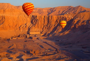 Heißluftballons über dem Hatschepsuttempel bei früher Morgensonne in Theben-West, Luxor, Oberägypten, Ägypten Heißluftballons über dem Hatschepsuttempel bei früher Morgensonne in Theben-West, Luxor, Oberägypten, Ägypten