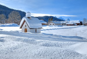 Tief verschneite Kapelle im Weiler Gerold bei Klais, bei Mittenwald, Werdenfelser Land, Oberbayern, Bayern, Deutschland Tief verschneite Kapelle im Weiler Gerold bei Klais, bei Mittenwald, Werdenfelser Land, Oberbayern, Bayern, Deutschland
