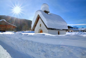 Tief verschneite Kapelle im Weiler Gerold bei Klais, bei Mittenwald, Werdenfelser Land, Oberbayern, Bayern, Deutschland Tief verschneite Kapelle im Weiler Gerold bei Klais, bei Mittenwald, Werdenfelser Land, Oberbayern, Bayern, Deutschland