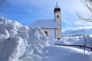 Winterlandschaft mit Kirche St. Leonhard, Hundham, Leitzachtal, Oberbayern, Bayern, Deutschland Winterlandschaft mit Kirche St. Leonhard, Hundham, Leitzachtal, Oberbayern, Bayern, Deutschland