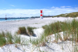 South beach with lighthouse on the Badedüne against the main island, Heligoland, Heligoland Bay, German Bight, North Sea island, North Sea, Schleswig-Holstein, Germany