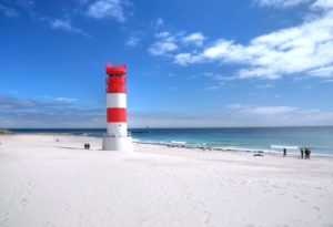 South beach with lighthouse on the Badedüne, Heligoland, Helgoland Bay, German Bay, North Sea island, North Sea, Schleswig-Holstein, Germany