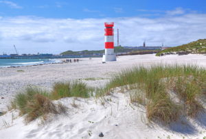 South beach with lighthouse on the Badedüne against the main island, Heligoland, Heligoland Bay, German Bight, North Sea island, North Sea, Schleswig-Holstein, Germany