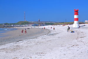South beach with lighthouse at low tide against the main island, Heligoland, Heligoland Bay, German Bight, North Sea Island, North Sea, Schleswig-Holstein, Germany